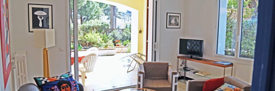 salon-ouvert-sur-la-terrasse-et-jardin
