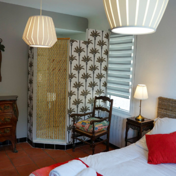 chambre-suite-provençale-coin-douche-et-rideau-de-perles-de-buis avec son coin douche protégé par un rideaux en buis à l'ancienne