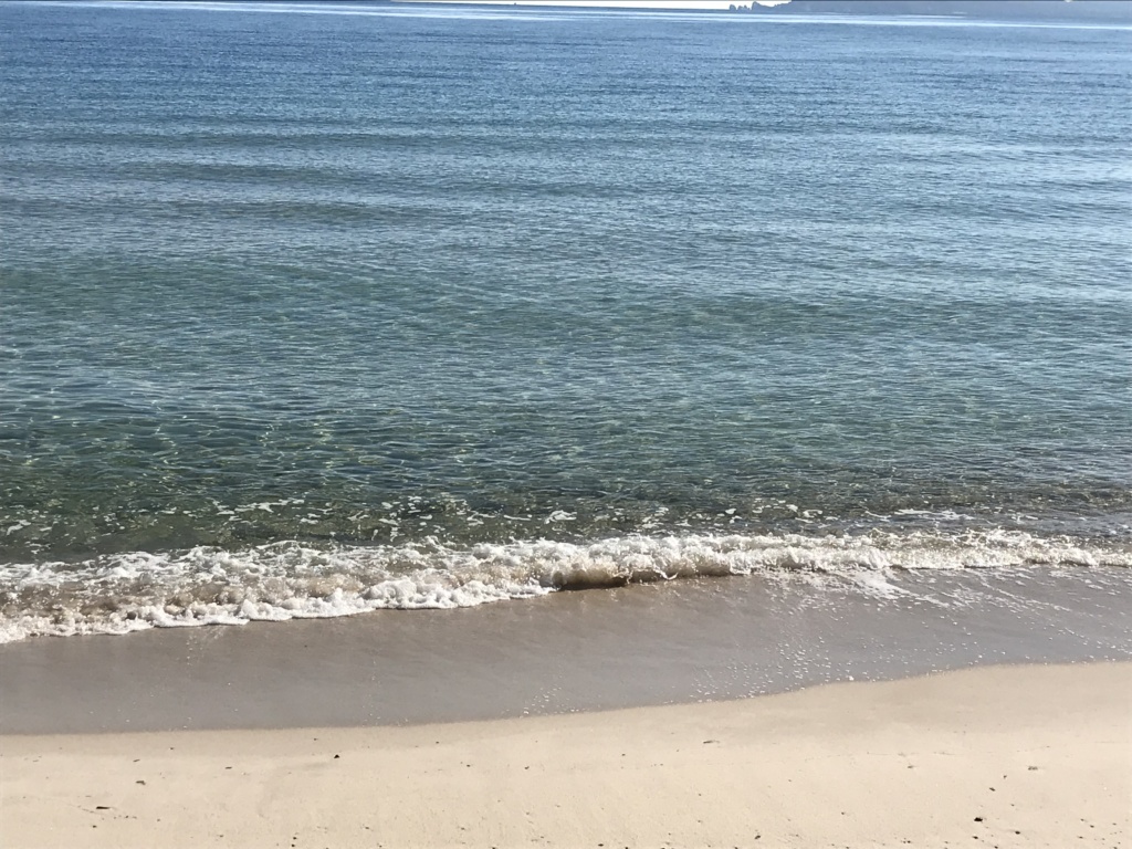 Eau de mer limpide sur la plage des Pesquiers
